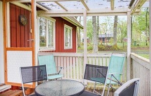 Terrace/patio - Beautiful home in Bolmsö with lake view (Bolmsö)
