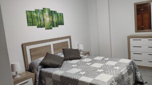 2 makuuhuonetta, työpöytä, äänieristys, silitysrauta/-lauta