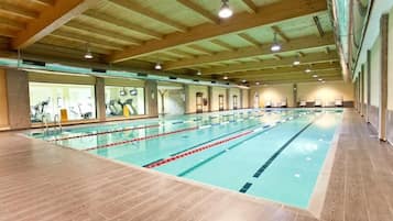 Sisäuima-allas, kauden mukainen ulkouima-allas, aurinkotuoleja