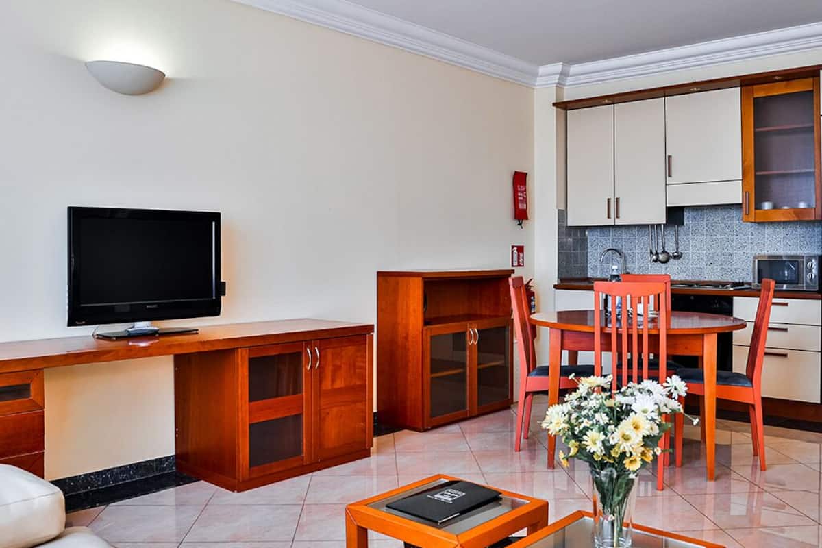Frigobar, cofres nos quartos, escrivaninha, cortinas blackout