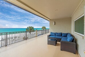 Terrace/patio - Beach Funatics - Beach Front Home with Private Pool Area & Game Room (Miramar Beach)