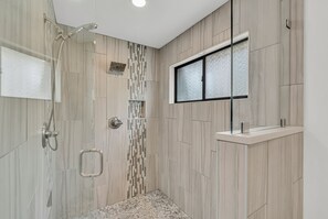 Combined shower/tub, towels