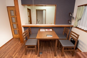Rumah (Private Vacation Home) | Makan di kamar