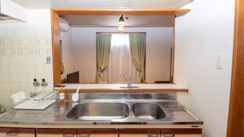 Casa (Private Vacation Home) | Cozinha americana privada | Geladeira, micro-ondas, cooktop, chaleira elétrica