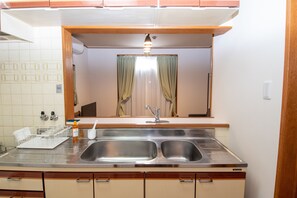 Nhà (Private Vacation Home) | Bếp nhỏ riêng | Tủ lạnh, lò vi sóng, bếp nấu, ấm điện