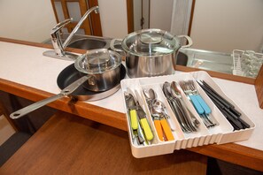 Casa (Private Vacation Home) | Cocina básica privada | Frigorífico, microondas, placa de cocina y hervidor eléctrico