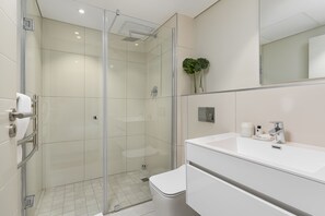 Departamento Elite | Baño | Regadera, secadora de cabello, toallas, jabón 