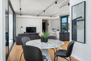 Appartement Élite | Coin séjour | Télévision à écran plat de 50 pouces avec chaînes par satellite