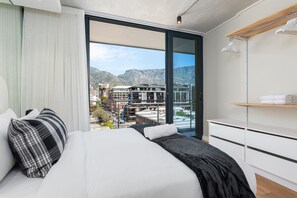 2 bedrooms, premium bedding, desk, laptop workspace - Docklands 502 (Cape Town)