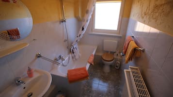 Apartment (Ferienwohnung) | Badezimmer | Duschwanne, Haartrockner, Handtücher
