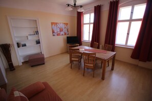 Apartment (Ferienwohnung) | In-room dining