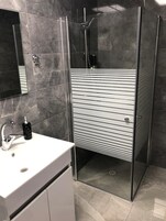 Suite Estudio Business | Baño | Ducha, cabezal de ducha tipo lluvia, secador de pelo y toallas