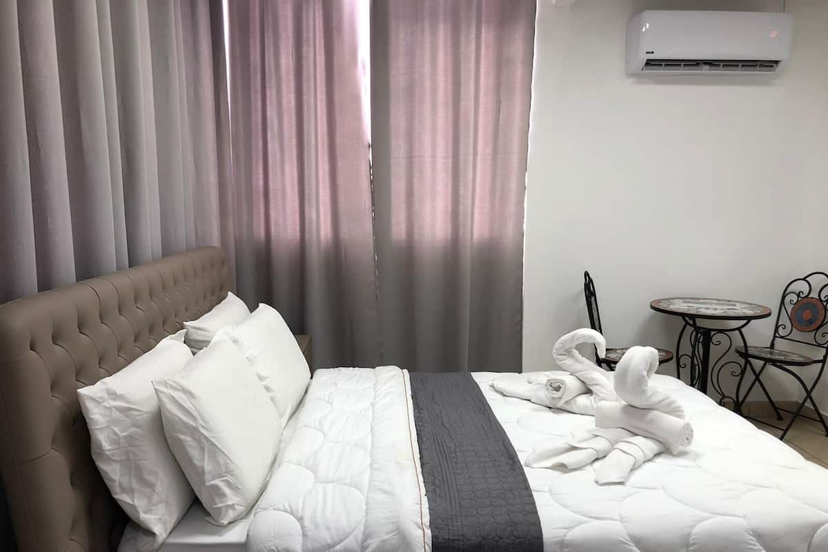 Elite Studio Suite | Down comforters, minibar, desk, iron/ironing board
