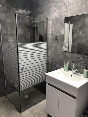 Luxury Studio Suite | Bathroom | Shower, rainfall showerhead, hair dryer, towels - Sea Line From R&A Group (Bat Yam)