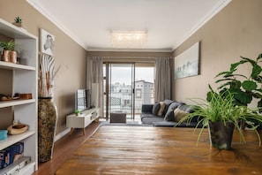 Grand-Apartment, 2 Schlafzimmer | Wohnbereich | 42-Zoll-Flachbildfernseher mit Premium-TV-Sendern, Fernseher