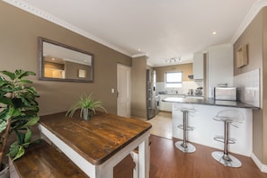 Grand-Apartment, 2 Schlafzimmer | Wohnbereich | 42-Zoll-Flachbildfernseher mit Premium-TV-Sendern, Fernseher