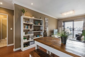 Grand-Apartment, 2 Schlafzimmer | Wohnbereich | 42-Zoll-Flachbildfernseher mit Premium-TV-Sendern, Fernseher