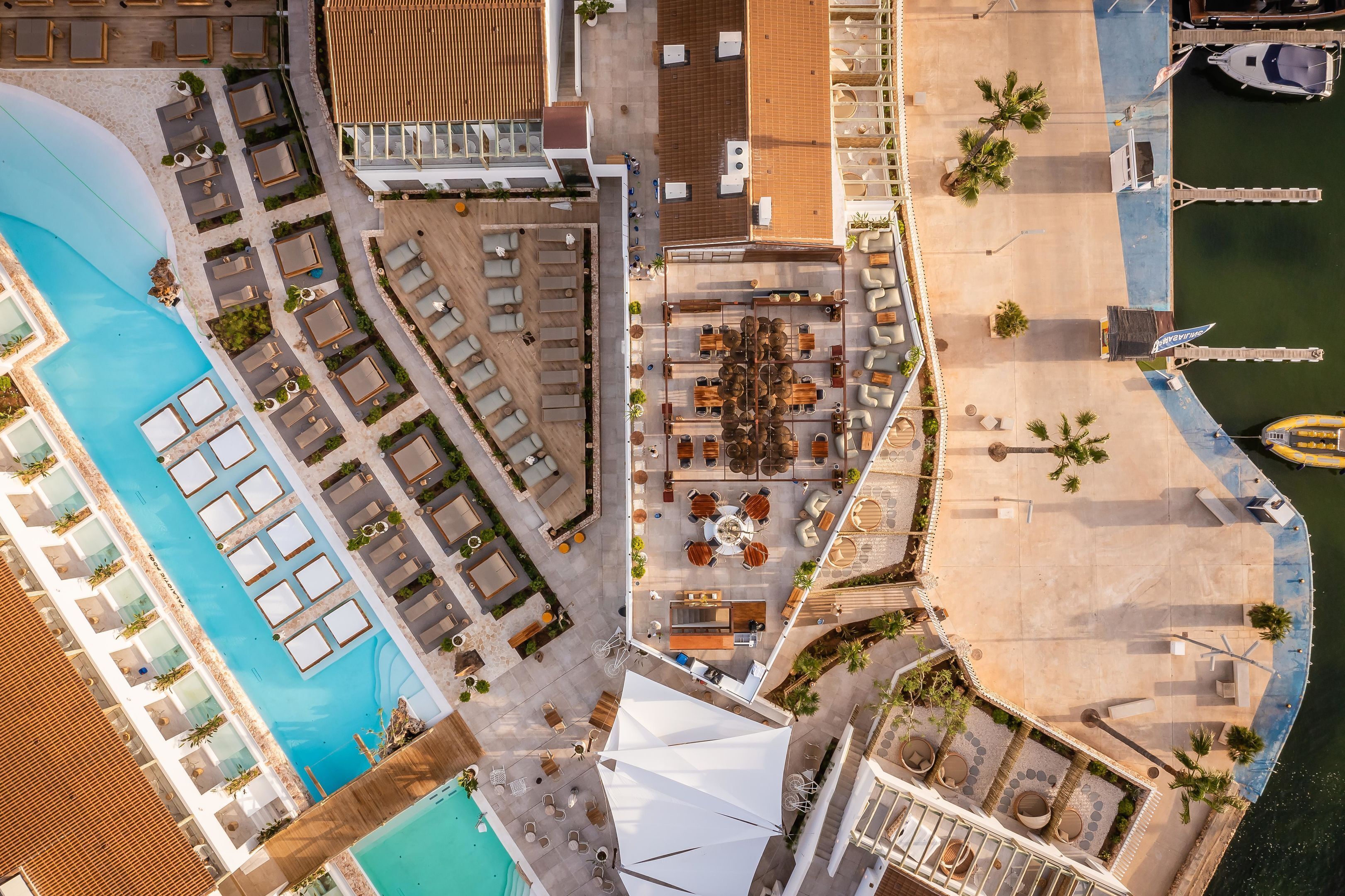 2 piscinas al aire libre, cabañas de piscina gratuitas, sombrillas
