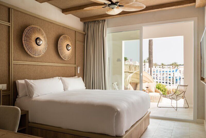 Suite, balcón | Ropa de cama de alta calidad y minibar 