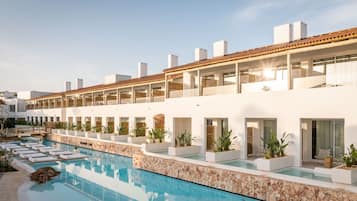 2 piscines extérieures, parasols de plage, chaises longues