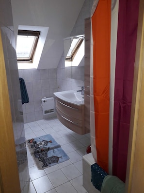 Haartrockner, Handtücher, Seife, Toilettenpapier