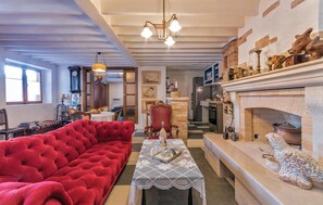 Smart TV, fireplace, foosball, table tennis - Stunning home in Milna with sauna (Milna)