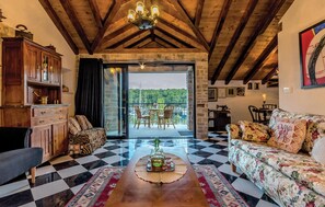 Smart-TV, Kamin, Tischfußball, Tischtennisplatte