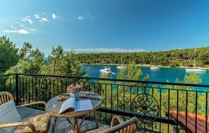 Outdoor dining - Stunning home in Milna with sauna (Milna)