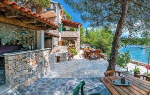 Outdoor dining - Stunning home in Milna with sauna (Milna)