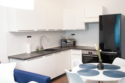 Fantabulous Downtown Abode w King Bed, 65" TV, Washer and Tumble Dryer