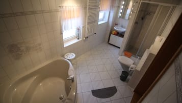 Apartment (Ferienwohnung) | Badezimmer | Badewanne und Dusche (separat), Handtücher