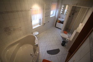 Apartment (Ferienwohnung) | Bathroom | Separate tub and shower, towels