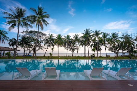 Outdoor pool. Nouveau Resort