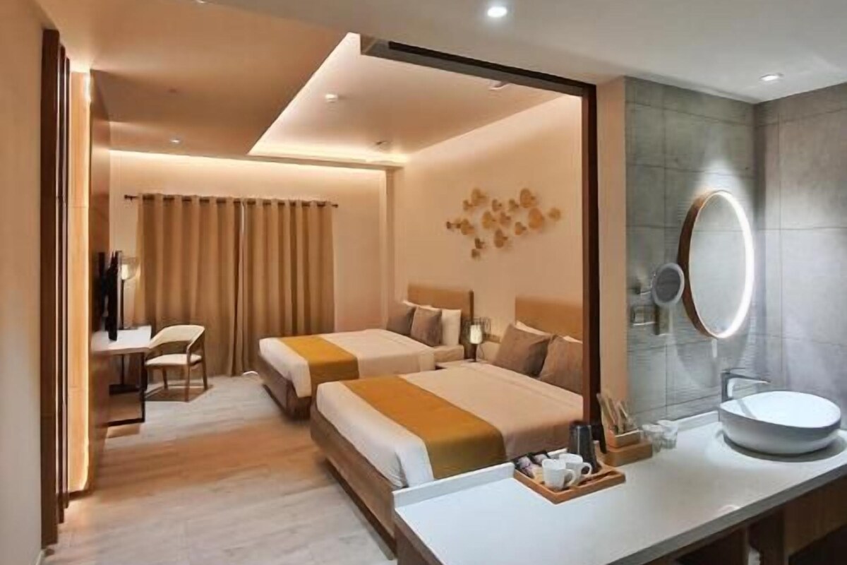 Premium bedding, minibar, in-room safe, desk