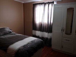 Iron/ironing board, bed sheets
