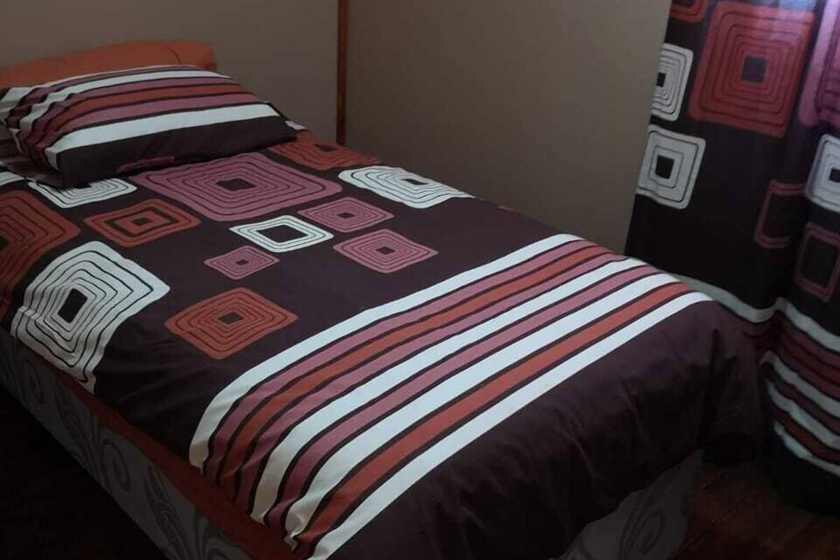 Iron/ironing board, bed sheets