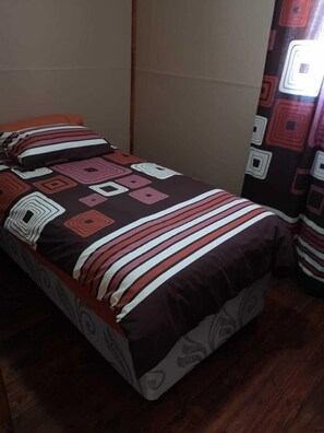 Iron/ironing board, bed sheets