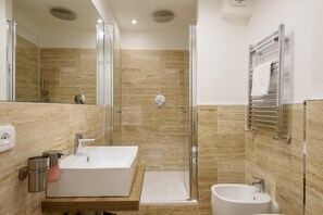 Shower, hair dryer, bidet, towels - 3 Central Apts Connected with Courtyard - Duomo Area (Siena)