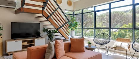 48-inch flat-screen TV with satellite channels, TV, Netflix