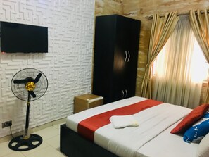 Rom – deluxe | Safe på rommet, wi-fi (inkludert), sengetøy og rullestolvennlig