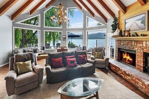 Fernseher, Kamin, DVD-Player, Tischfußball