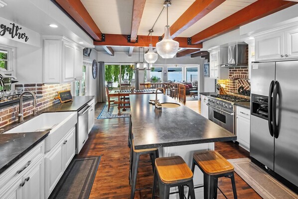 Kühlschrank, Mikrowelle, Ofen, Geschirrspüler