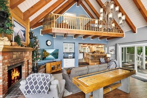 Fernseher, Kamin, DVD-Player, Tischfußball