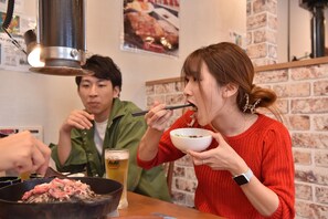 Phục vụ bữa tối 