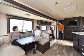 Una televisión de pantalla plana