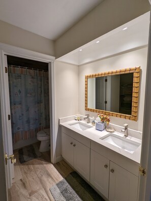 Duschwanne, Haartrockner, Handtücher, Seife