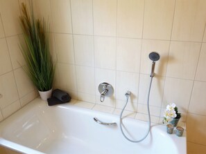 Baignoire, sèche-cheveux, serviettes fournies, savon