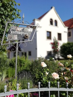 Exterior detail - Ferienhof Gräfe - Apartment "Kräuterstübchen" with fireplace, pool & sauna (Meißen)