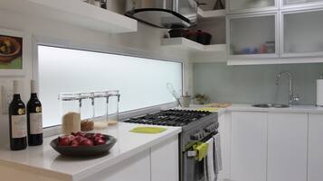 Apartemen Mewah | Dapur pribadi | Lemari es, microwave, kompor, dan mesin pencuci piring
