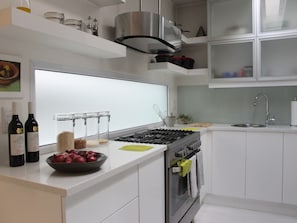 Apartamento superluxo | Cozinha privada | Geladeira, micro-ondas, cooktop, lava-louças